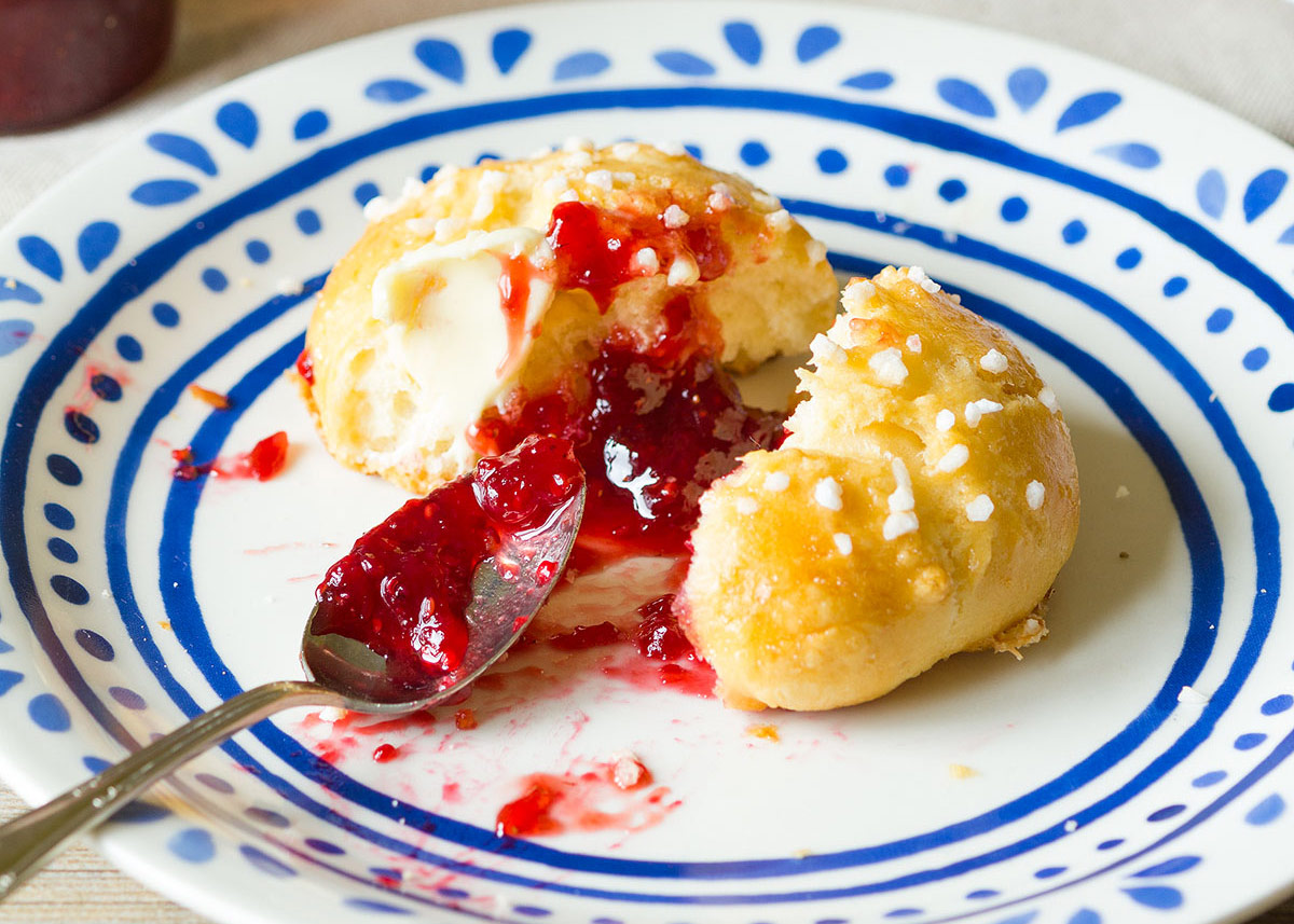 Schnelle Quarkbroetchen mit Marmelade